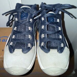 Reebok question mid Georgetown Sz 2.5